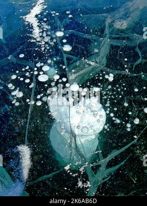 Methan und Luftblasen im Eis gefangen, wenn der See gefroren, Baikalsee. Stockfoto