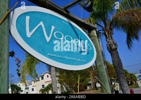 Nahaufnahme von Sign for Woody's Waterside, einem Burger, Meeresfrüchten und Bar auf den Kanälen in St. James City auf Pine Island, FL vor dem Wirbelkanals Ian Stockfoto