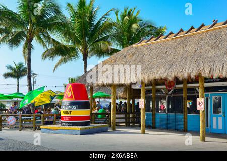 Strohdächer des Restaurants und der Bar Phuzzy's Boat Shack, die von den Einheimischen in St. James City liegt auf Pine Island, FL, vor dem „Hort Ian“ Stockfoto