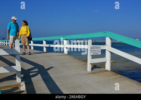 Ein Paar mittleren Alters genießt den Bokeelia Fishing Pier an der Nordspitze von Pine Island, Florida auf dem Charlotte Hafen vor Hurrikan Ian Stockfoto