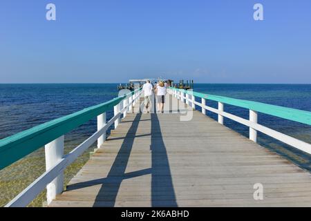 Ein Paar genießt den Bokeelia Fishing Pier an der Nordspitze von Pine Island, Florida auf dem Charlotte Harbor vor dem US-Bundesstaat Ian Stockfoto