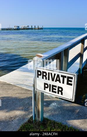 Unterschreiben Sie eine von vielen privaten Pfeilern, die in den Charlotte Harbour auf Pine Island in Lee County, Florida ragen, bevor der Windhauch Ian das Gebiet verwüstet hat Stockfoto