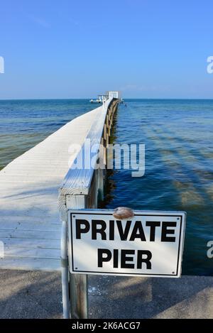 Unterschreiben Sie eine von vielen privaten Pfeilern, die in den Charlotte Harbour auf Pine Island in Lee County, Florida ragen, bevor der Windhauch Ian das Gebiet verwüstet hat Stockfoto