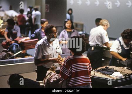 US-Zollbeamte inspizieren das Gepäck multirassischer ankommender internationaler Passagiere am internationalen Flughafen Los Angeles, auch bekannt als LAX. Stockfoto