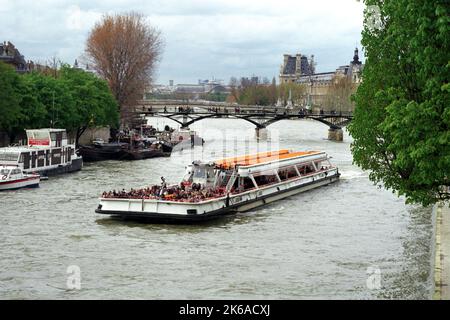 Ein Ausflugsboot zur bateau mouche bringt Passagiere auf der seine in Paris, Frankreich. Stockfoto