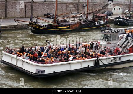 Ein Ausflugsboot zur bateau mouche bringt Passagiere auf der seine in Paris, Frankreich. Stockfoto