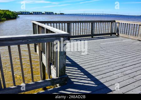 Fernansicht der Gilchrist Bridge, die den Peace River zwischen Port Charlotte und Punta Gorda, Florida überquert, von einem Erholungsweg mit Observatio Stockfoto