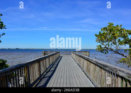 Blick über den Peace River zwischen Port Charlotte und Punta Gorda, Florida von einem Erholungsweg mit Aussichtsplatten im Trabue Park Stockfoto