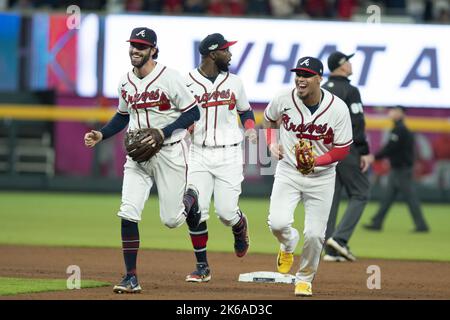 Atlanta, Usa. 12. Oktober 2022. Atlanta Braves Dansby Swanson, Michael Harris II und Orlando Arcia (von links nach rechts) laufen am Ende des sechsten Innings gegen die Philadelphia Phillies in Spiel zwei der MLB National League Division Series im Truist Park am Mittwoch, 12. Oktober 2022 in Atlanta, Georgia, vom Feld. Foto von Anthony Stalcup/UPI Credit: UPI/Alamy Live News Stockfoto