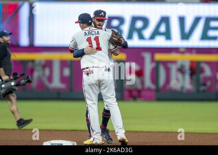 Atlanta, Usa. 12. Oktober 2022. Atlanta Braves Dansby Swanson und Orlando Arcia feiern nach dem letzten Ausgehen im neunten Inning gegen die Philadelphia Phillies im zweiten Spiel der MLB National League Division Series im Truist Park am Mittwoch, den 12. Oktober 2022 in Atlanta, Georgia. Foto von Anthony Stalcup/UPI Credit: UPI/Alamy Live News Stockfoto