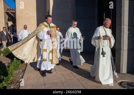 Begleitet von Diakone führt der Priester einer katholischen Kirche in Südkalifornien eine Prozession an. Beachten Sie das Räuchergefäß zum Verbrennen von Weihrauch. Stockfoto