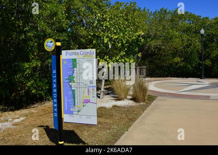 Harbourwalk-Schild für die Stadt Punta Gorda mit Karte und Pfaden im Trabue Park auf dem Harbourwalk in Punta Gorda, Florida Stockfoto