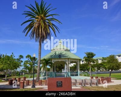 Vor der Verwüstung durch den Unheil, Charlotte County, Stadt Punta Gorda Karte, Wohnanlage, leer, Florida, Brunnen der Freiheit in der Mitte des Sees w Stockfoto