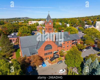 Winchester Town Hall Luftaufnahme im Herbst im Winchester Center Historic District, Stadt Winchester, Massachusetts, USA. Stockfoto