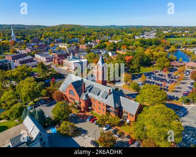 Winchester Town Hall Luftaufnahme im Herbst im Winchester Center Historic District, Stadt Winchester, Massachusetts, USA. Stockfoto