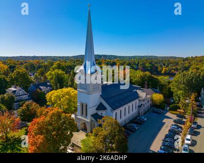 Erste Kongregationskirche im Herbst in der 21 Church Street im historischen Viertel Winchester Center in der Stadt Winchester, Massachusetts, USA. Stockfoto