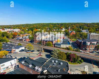 Winchester, historisches Zentrum auf Rotary, mit Rathaus im Herbst in der Stadt Winchester, Massachusetts, USA. Stockfoto