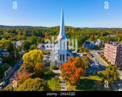 Erste Kongregationskirche im Herbst in der 21 Church Street im historischen Viertel Winchester Center in der Stadt Winchester, Massachusetts, USA. Stockfoto