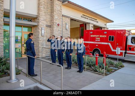 Am 20.. Jahrestag von 9/11 grüßen Feuerwehrleute in Newport Beach, CA, während sie eine Sendung der Orange County Fire Authority in rem hören Stockfoto