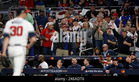 Atlanta, USA. 12. Oktober 2022. Atlanta Braves-Fans reagieren nach dem Start von Pitcher Kyle Wright (30) schlägt Philadelphia Phillies Linksfeldspieler Kyle Schwarber (12) während des dritten Innings von Spiel zwei der National League Division Series im Truist Park in Atlanta am Mittwoch, den 12. Oktober 2022. (Foto von Jason Getz /Journal Constitution/TNS/Sipa USA) Quelle: SIPA USA/Alamy Live News Stockfoto