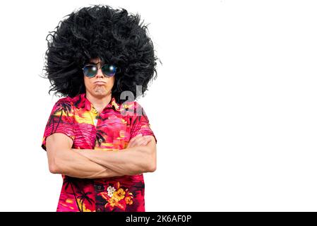 Beleidigter Mann in Afro-Perücke, der die Arme kreuzte Stockfoto