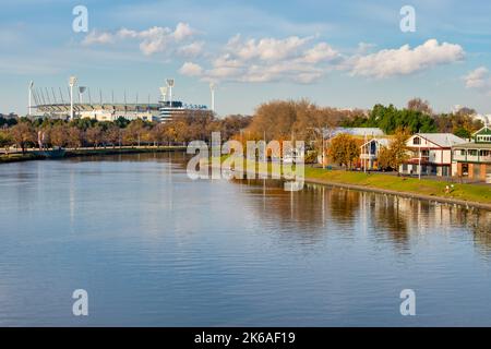 Bootclubs und der Melbourne Cricket Ground entlang des Yarra River - Melbourne, Victoria, Australien Stockfoto