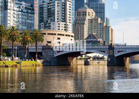 Princes Bridge und das Arts Centre im CBD - Melbourne, Victoria, Australien Stockfoto