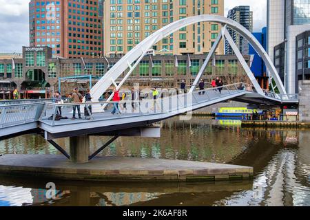 Die Fußgängerbrücke Evan Walker Bridge über den Yarra River - Melbourne, Victoria, Australien Stockfoto