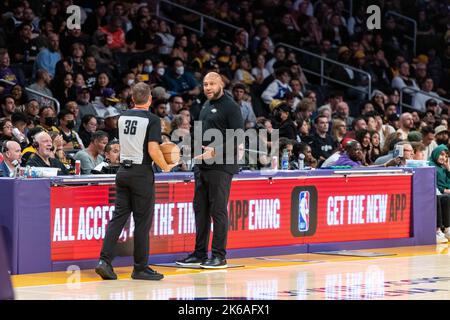 Los Angeles, USA. 12. Oktober 2022. Basketball: NBA, Vorsaison Spiel, Los Angeles Lakers - Minnesota Timberwolves. Darvin Ham, Trainer der Los Angeles Lakers, spricht mit dem Schiedsrichter. Quelle: Maximilian Haupt/dpa/Alamy Live News Stockfoto