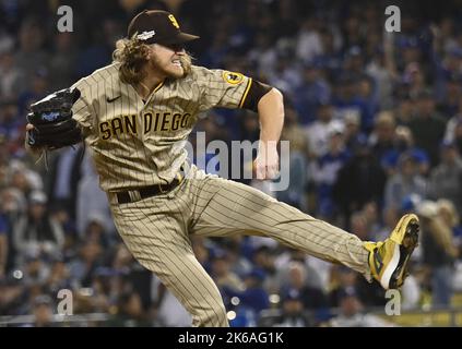 Los Angeles, Usa. 12. Oktober 2022. San Diego Padres Closer Josh Hader wirft im neunten Inning gegen die Los Angeles Dodgers während des zweiten Spiels der National League Divisional Series im Dodgers Stadium in Los Angeles am Mittwoch, den 12. Oktober 2022. San Diego besiegte Los Angeles 5-3, sogar die beste von fünf Serien bei 1-1. Foto von Jim Ruymen/UPI Credit: UPI/Alamy Live News Stockfoto