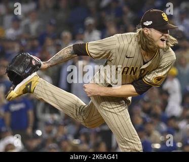 Los Angeles, Usa. 12. Oktober 2022. San Diego Padres Closer Josh Hader wirft im neunten Inning gegen die Los Angeles Dodgers während des zweiten Spiels der National League Divisional Series im Dodgers Stadium in Los Angeles am Mittwoch, den 12. Oktober 2022. San Diego besiegte Los Angeles 5-3, sogar die beste von fünf Serien bei 1-1. Foto von Jim Ruymen/UPI Credit: UPI/Alamy Live News Stockfoto