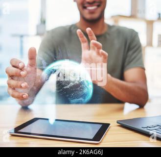 Globale Technologie, Netzwerkverbindungsüberlagerung und futuristisches Hologramm des weltweiten 5G Online-iot auf digitalem Tablet. Internet der Zukunft, mobil Stockfoto