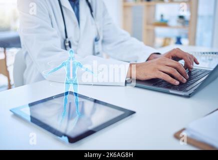 Arzt tippen, Laptop und Tablet Hologramm, futuristische Körpergrafik oder ai. Gesundheit, Gesundheitswesen und Mensch mit zukünftigen Cybertechnologien, pcs oder Computern Stockfoto