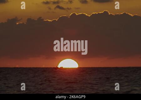 Gaza, Palästina. 12. Oktober 2022. Blick auf den Sonnenuntergang über dem Mittelmeer im westlichen zentralen Gazastreifen. Kredit: SOPA Images Limited/Alamy Live Nachrichten Stockfoto