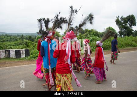 Stammesmenschen, die Volkstanz in einem bewaldeten Gebiet in Ajodhya Hills Purulia, Westbengalen, durchführen Stockfoto