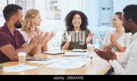 Erfolg, Applaus und Teamfeier im Büro für Startup Business Meeting und Ankündigung. Herzlichen Glückwunsch, klatschende Hände und Sieg, Unterstützung Stockfoto