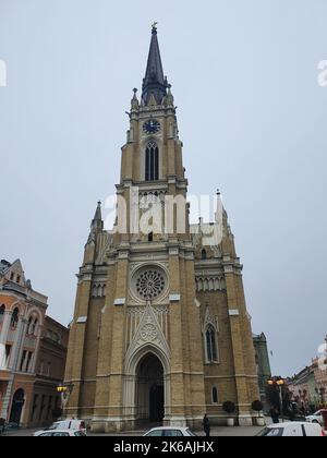 Die Sankt-Georgs-Kathedrale (Novi Sad) in einem düsteren Tag, Serbien, senkrecht Stockfoto