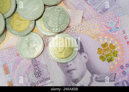 Set von thailändischem Geld, Banknoten und Münzen, Business-Banking und Finanz-Konzept Idee. Stockfoto