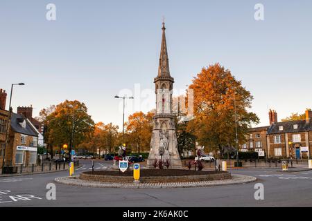 Banbury Cross bei Sonnenaufgang im Herbst. Banbury, Oxfordshire, England Stockfoto