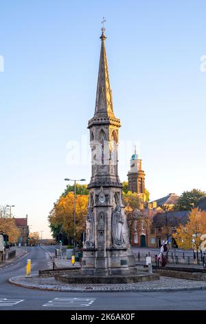 Banbury Cross bei Sonnenaufgang im Herbst. Banbury, Oxfordshire, England Stockfoto