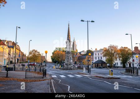 Banbury Cross bei Sonnenaufgang im Herbst. Banbury, Oxfordshire, England Stockfoto