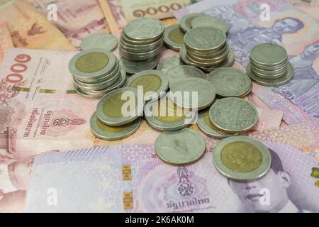 Set von thailändischem Geld, Banknoten und Münzen, Business-Banking und Finanz-Konzept Idee. Stockfoto