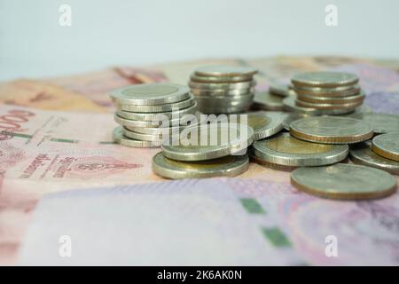 Set von thailändischem Geld, Banknoten und Münzen, Business-Banking und Finanz-Konzept Idee. Stockfoto