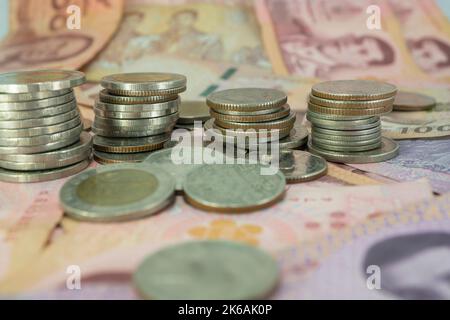 Set von thailändischem Geld, Banknoten und Münzen, Business-Banking und Finanz-Konzept Idee. Stockfoto