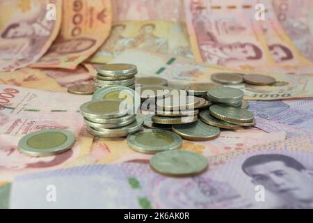 Set von thailändischem Geld, Banknoten und Münzen, Business-Banking und Finanz-Konzept Idee. Stockfoto