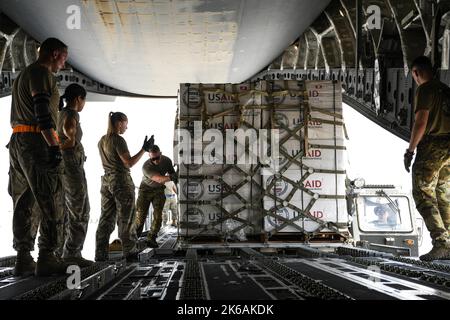 Al Dhafrah, Vereinigte Arabische Emirate. 9. September 2022. Das Expeditionary Logistics Readiness Squadron von 380. arbeitet Hand in Hand mit Airmen vom Expeditionary Airlift Squadron von 816., um am 9. September 2022 auf dem Luftwaffenstützpunkt Al Dhafra, Vereinigte Arabische Emirate, mehr als 90.000 Pfund humanitäre Hilfe nach Pakistan zu laden. Insgesamt wurden von ADAB rund 1,4 Millionen Pfund Hilfsgüter bereitgestellt. Quelle: U.S. Air Force/ZUMA Press Wire Service/ZUMAPRESS.com/Alamy Live News Stockfoto