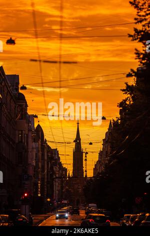 Kirche am Ende der Straße in Riga Lettland Stockfoto