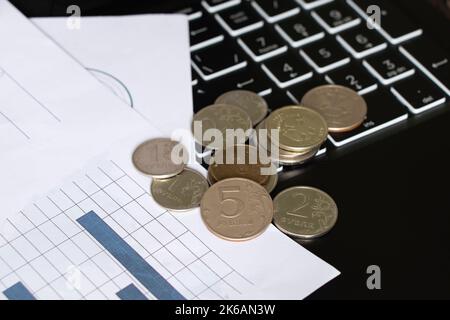 Russische Rubel auf schwarzer Laptop-Tastatur. Finanzielle Sanktionen gegen Russland. Russische Wirtschaft und Rubel. Krise in Russland 2022 Sanktionen Stockfoto