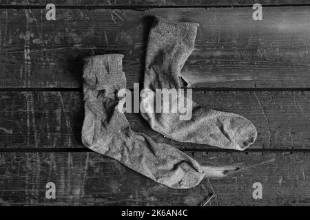 Frauen alte Socken liegen auf einem Holzboden Nahaufnahme, Mode Stockfoto