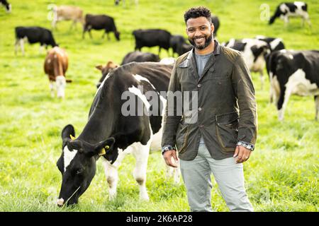 NUR FÜR REDAKTIONELLE VERWENDUNG JB Gill arbeitet mit Arla Cravendale auf einer Farm in den Yorkshire Dales zusammen, um die Veröffentlichung von „Everybody's Free A-Cowppella Style“ anzukündigen, der den Standard der Marken Free to Graze und ein breiteres PFLEGEPROGRAMM feiert. Ausgabedatum: Donnerstag, 13. Oktober 2022. Stockfoto